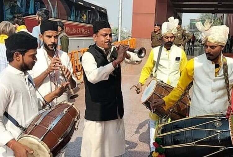 Varanasi news: वाराणसी में महाराजा एक्सप्रेस ट्रेन का आगमन, पर्यटकों का यूं हुआ भव्य स्वागत