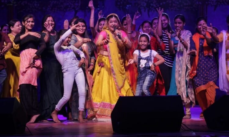 Malini Awasthi performs in Varanasi, makes Antim Nisha memorable